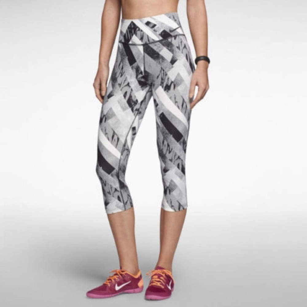 Nike Legendary Patterned Crop Leggings
